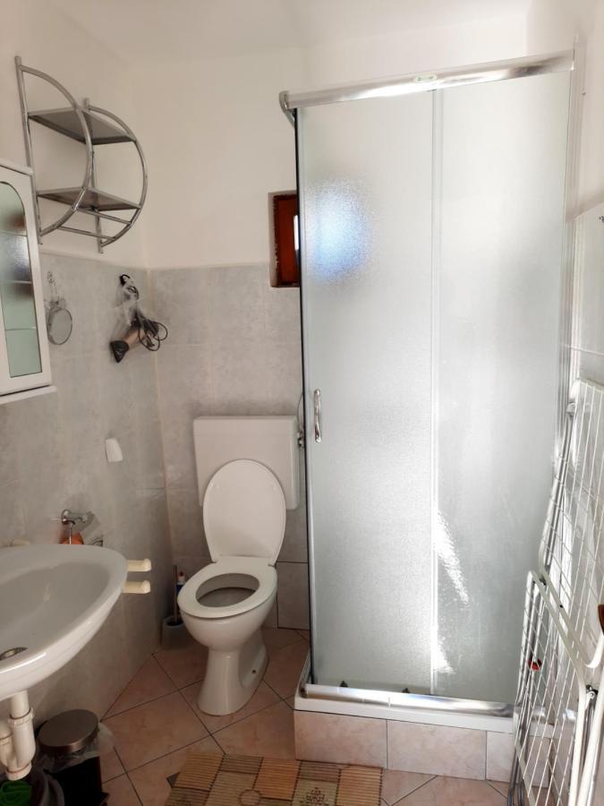 Apartmani Ana-Lora Lopar Eksteriør billede