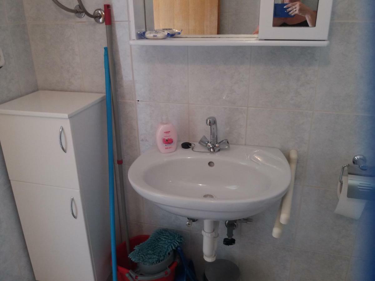 Apartmani Ana-Lora Lopar Eksteriør billede